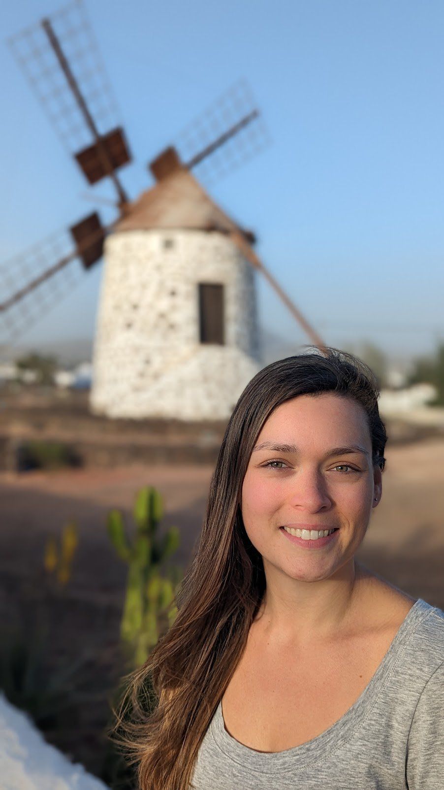 Judy Turcotte, trabajadora social, frente a un molino tradicional canario
